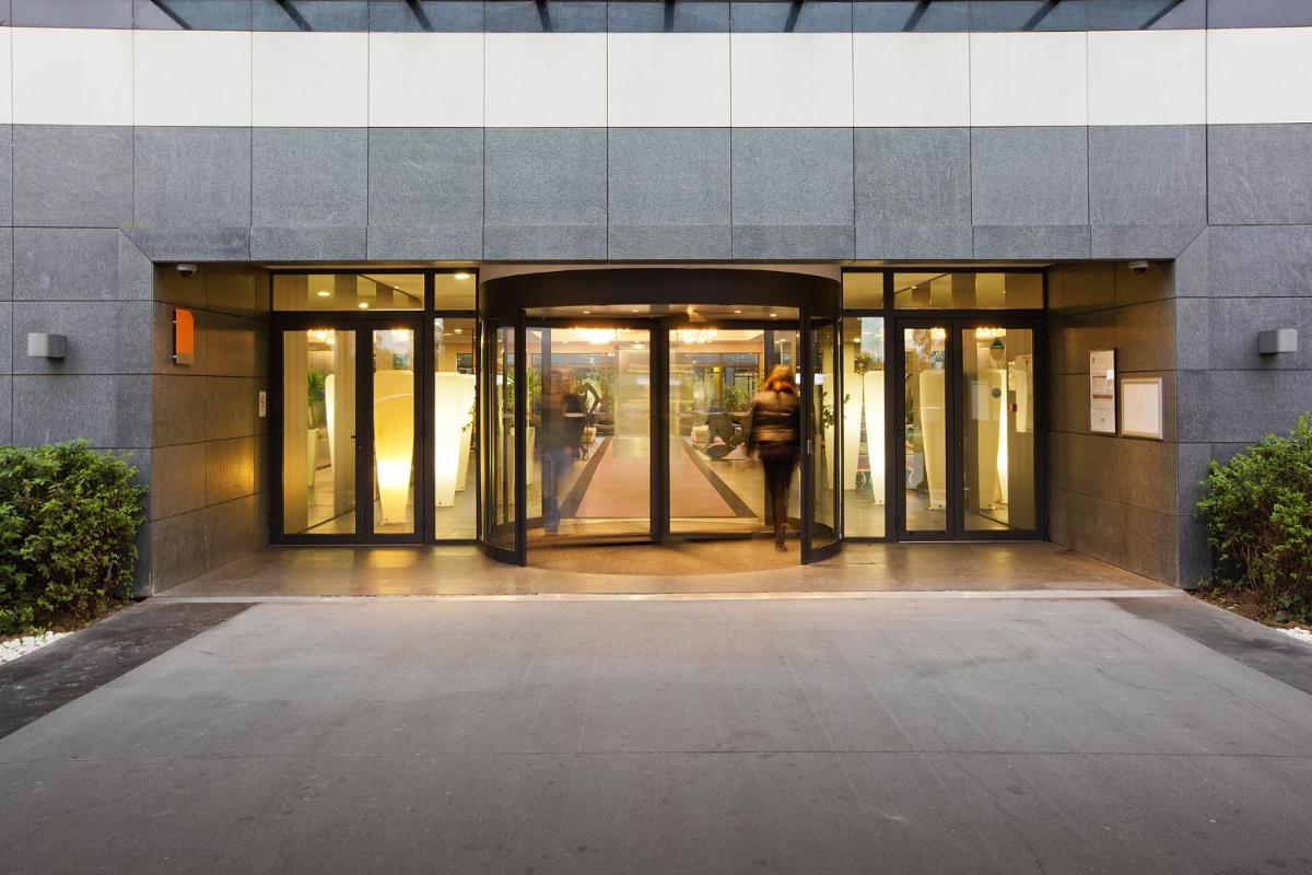 un groupe de personnes entrant dans un bâtiment dans l'établissement Residhome Suites Paris Sénart, à Lieusaint
