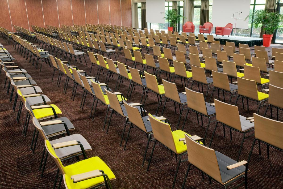 Espace de conférence ou salle de réunion dans l'établissement Residhome Suites Paris Sénart