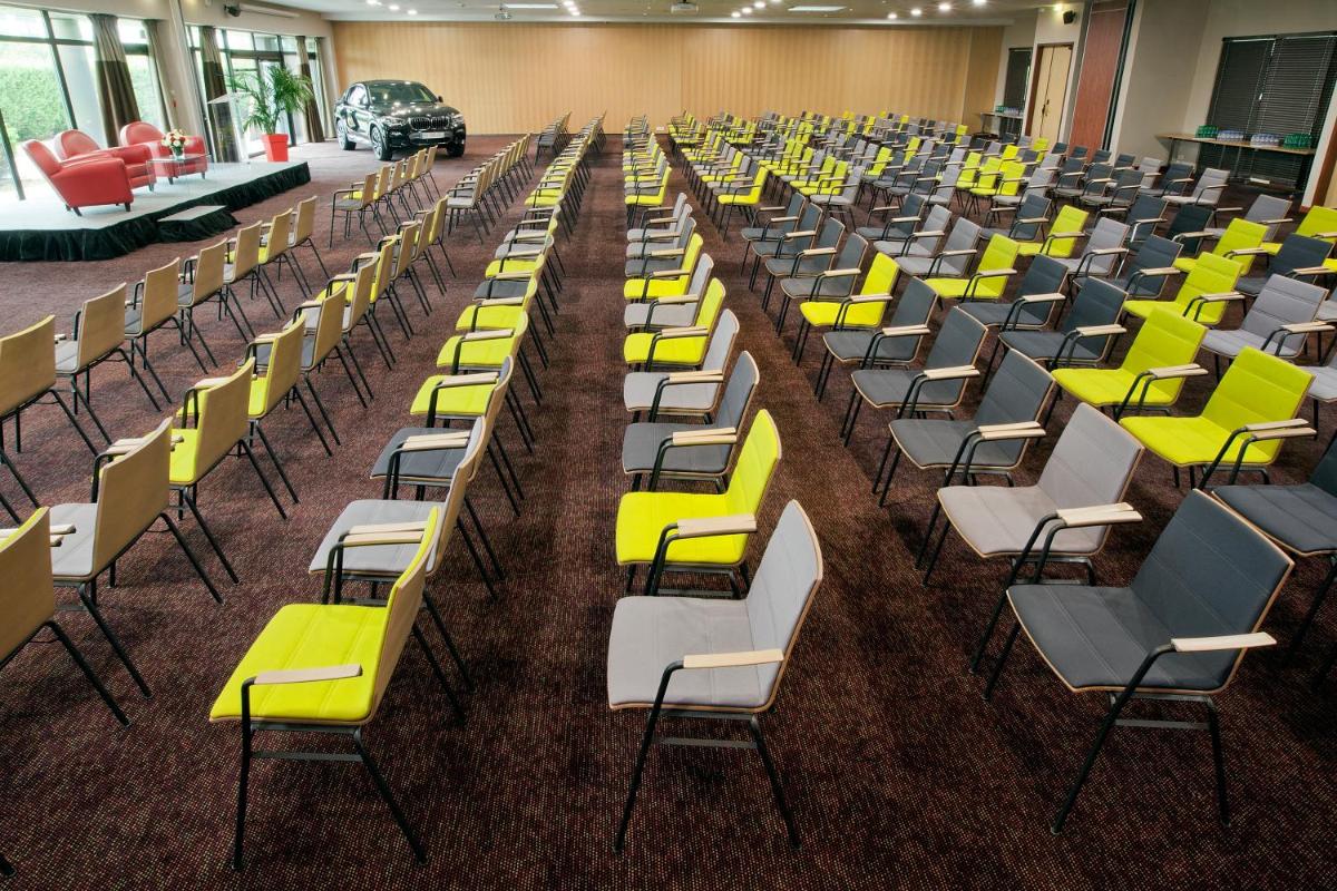 Espace de conférence ou salle de réunion dans l'établissement Residhome Suites Paris Sénart