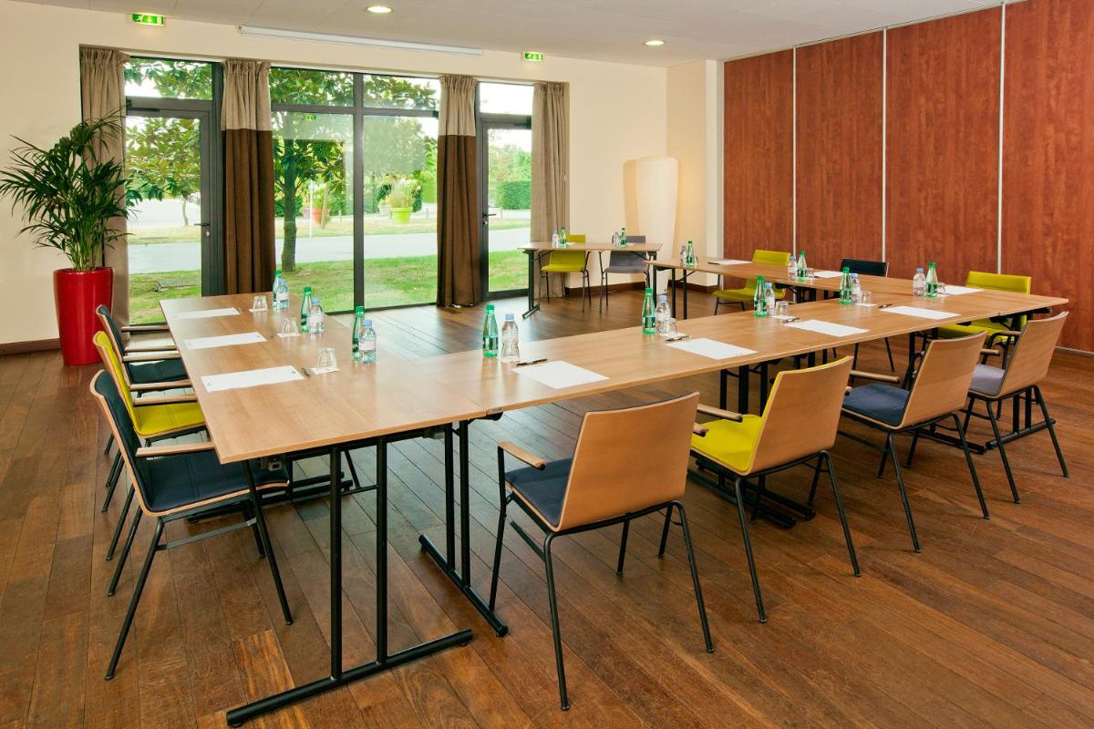 Espace de conférence ou salle de réunion dans l'établissement Residhome Suites Paris Sénart
