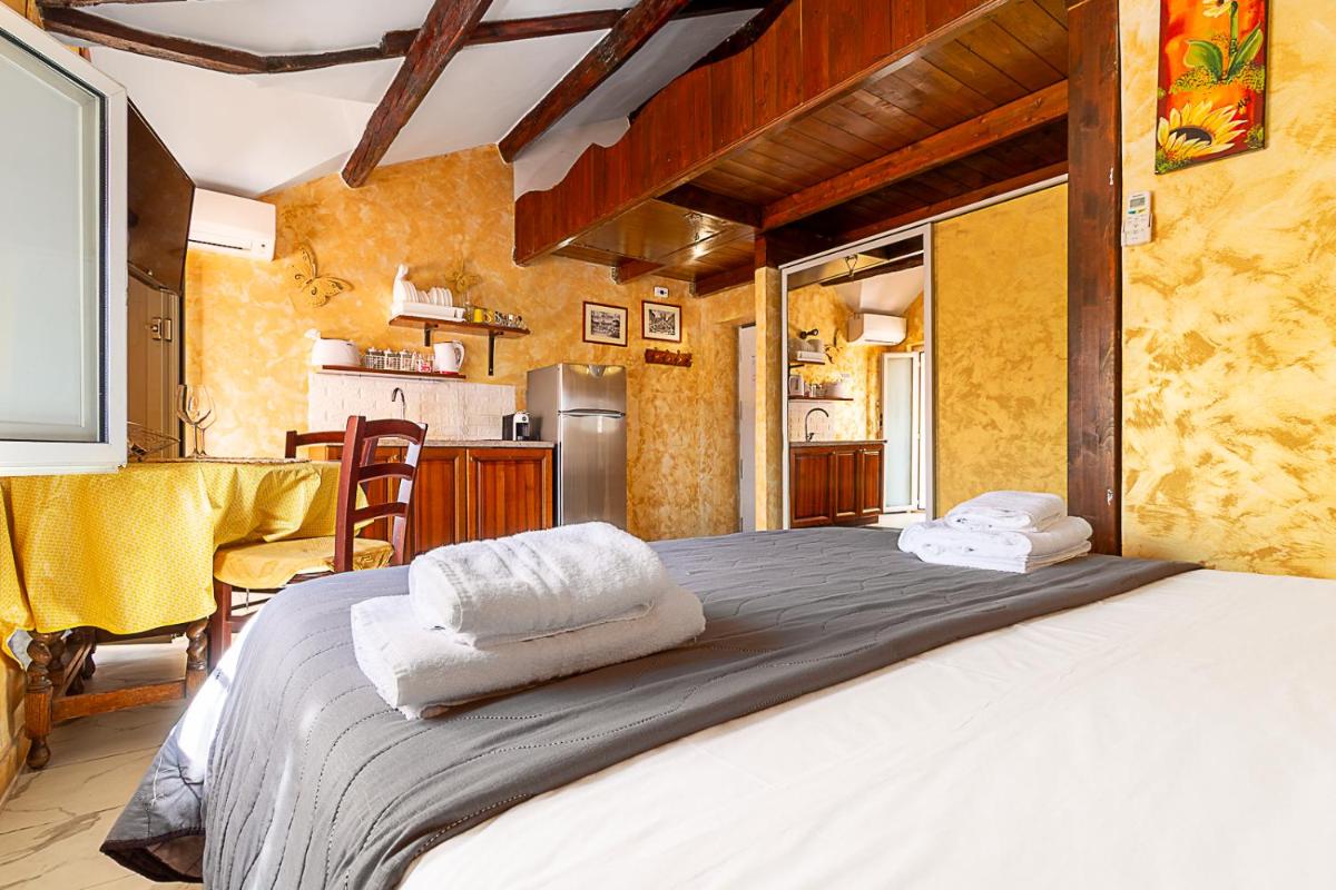 ROMA VATICAN HOUSE GOLD LOFT - Hizvo