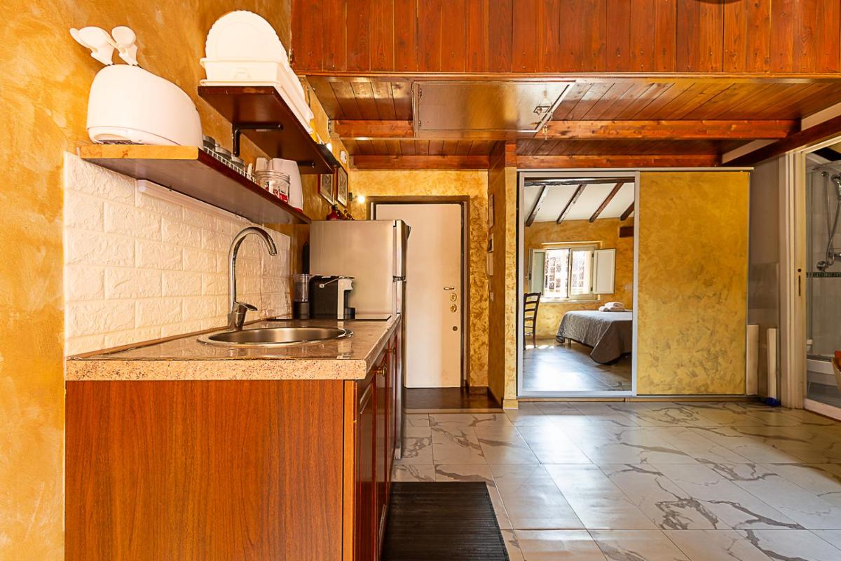 ROMA VATICAN HOUSE GOLD LOFT - Hizvo