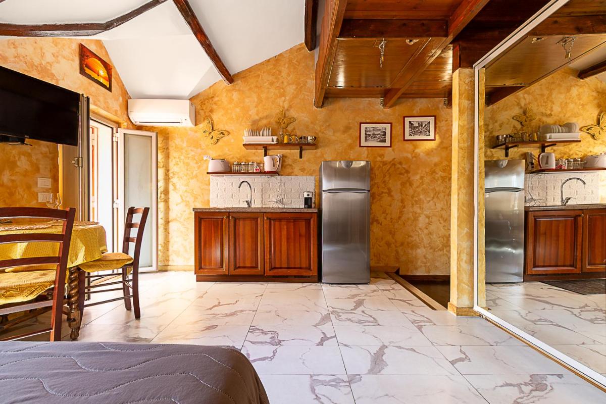 ROMA VATICAN HOUSE GOLD LOFT - Hizvo