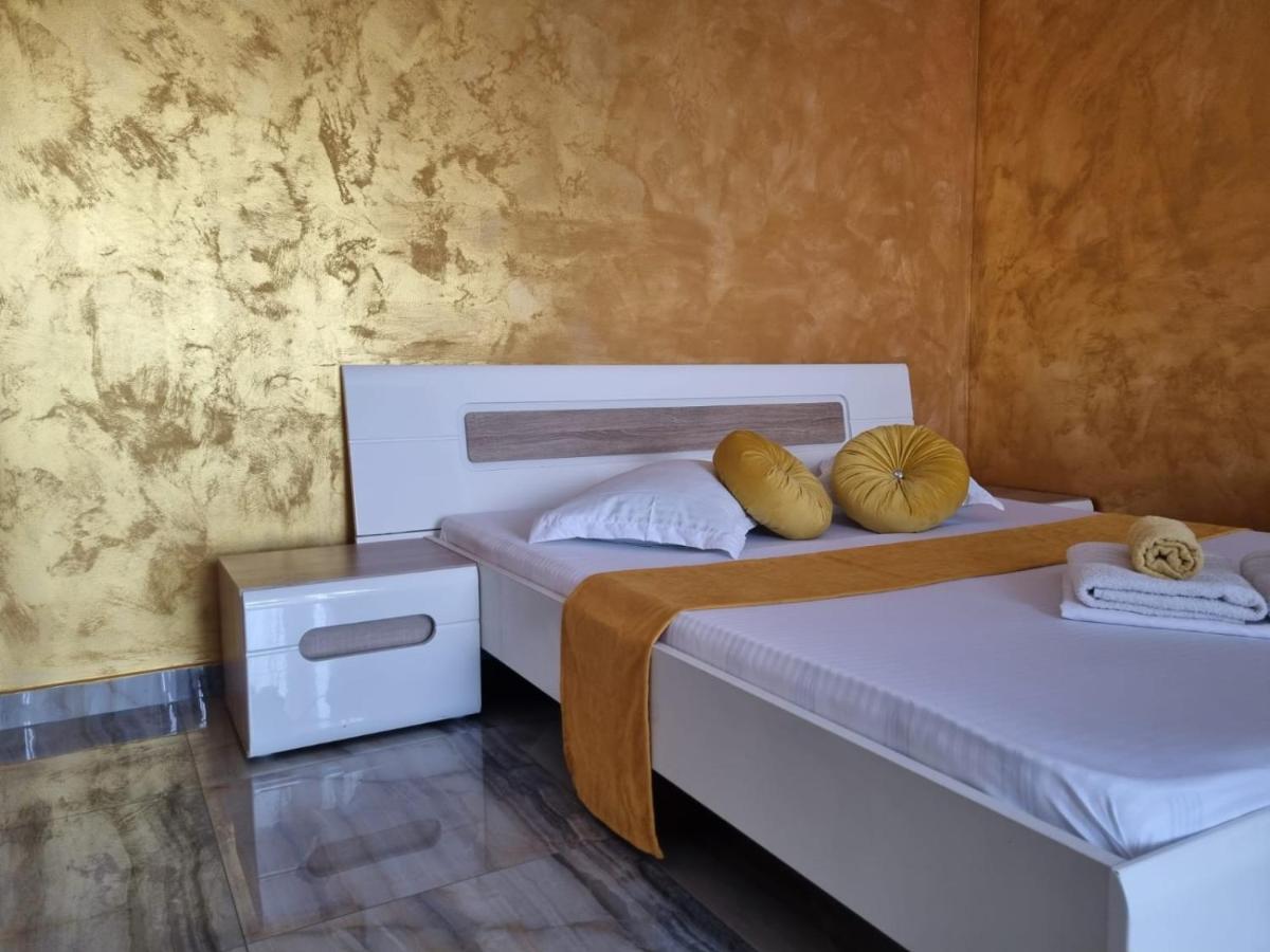 Golden Studio- Panoramic View with Terrace - Housity
