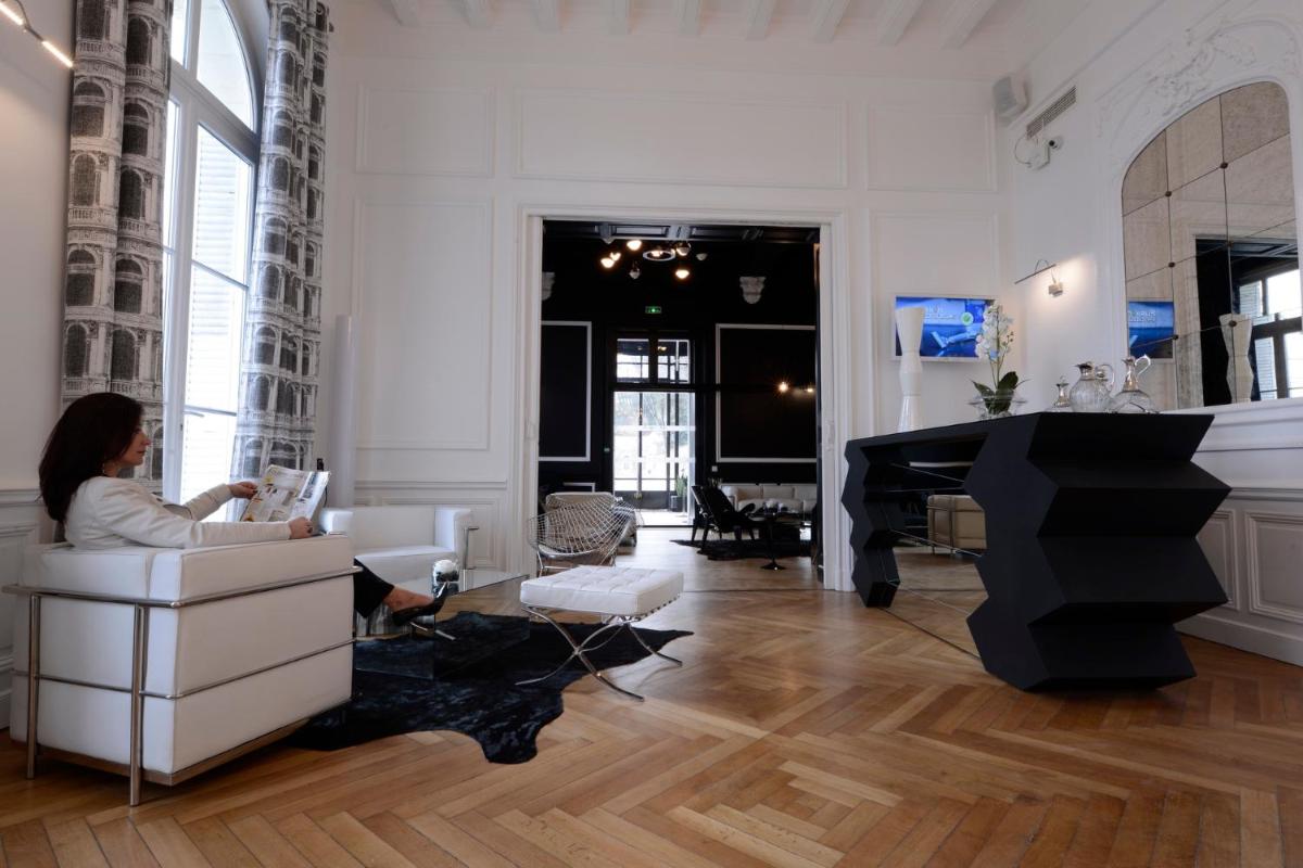 Coin salon dans l'établissement Art Hotel