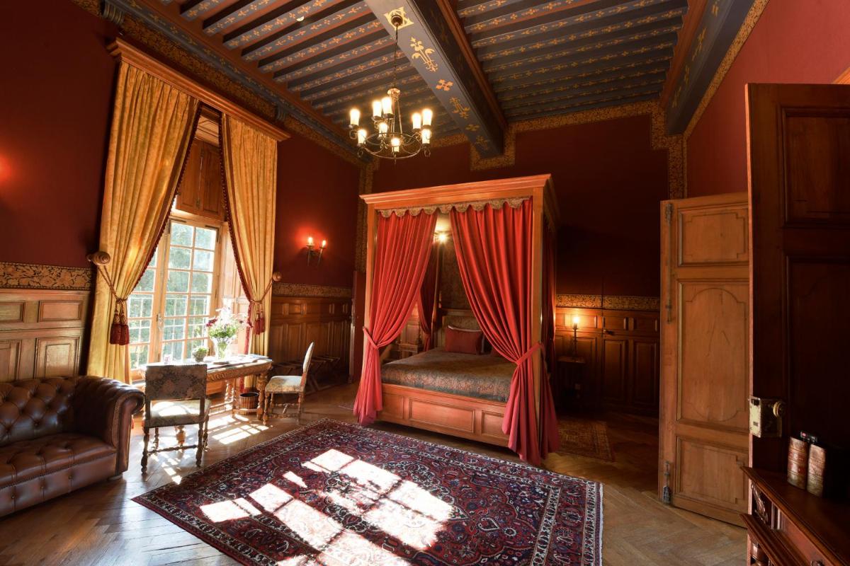 un salon avec un canapé et une table dans l'établissement Château de Vault de Lugny, à Vault-de-Lugny 37 autres photos