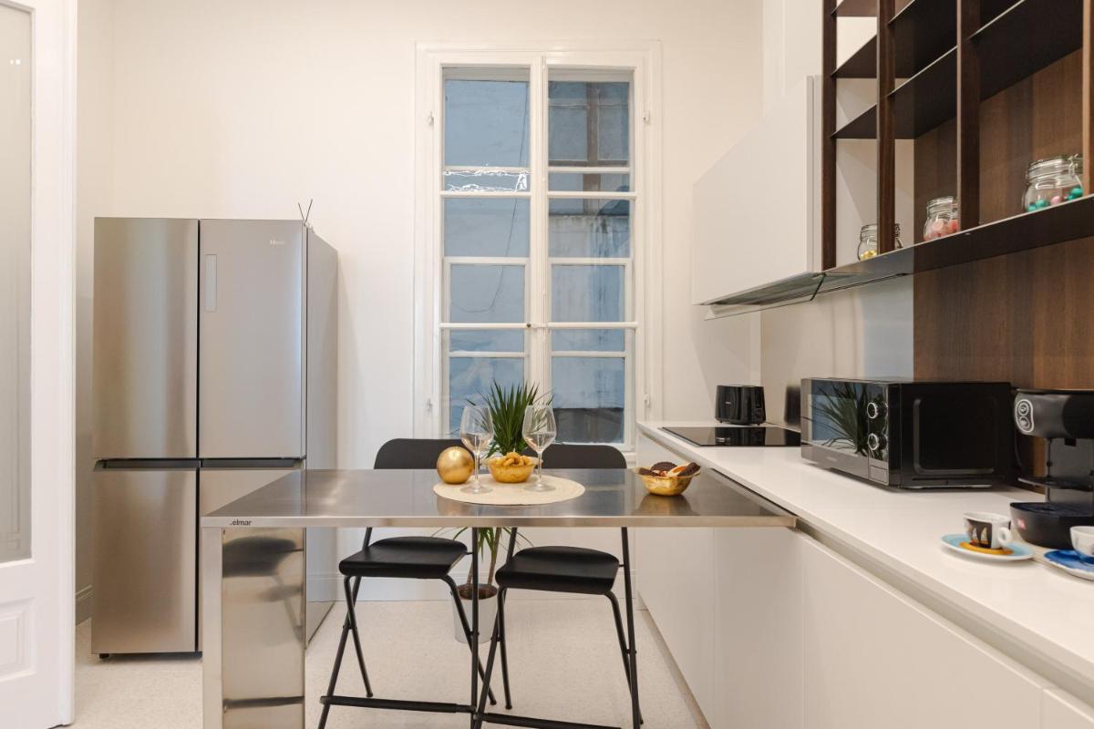 Jonathan Luxury Apartment Trieste Station - Housity