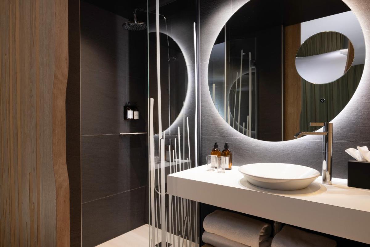 une salle de bain avec un lavabo et un miroir dans l'établissement Belaroïa Montpellier Centre Saint Roch, à Montpellier