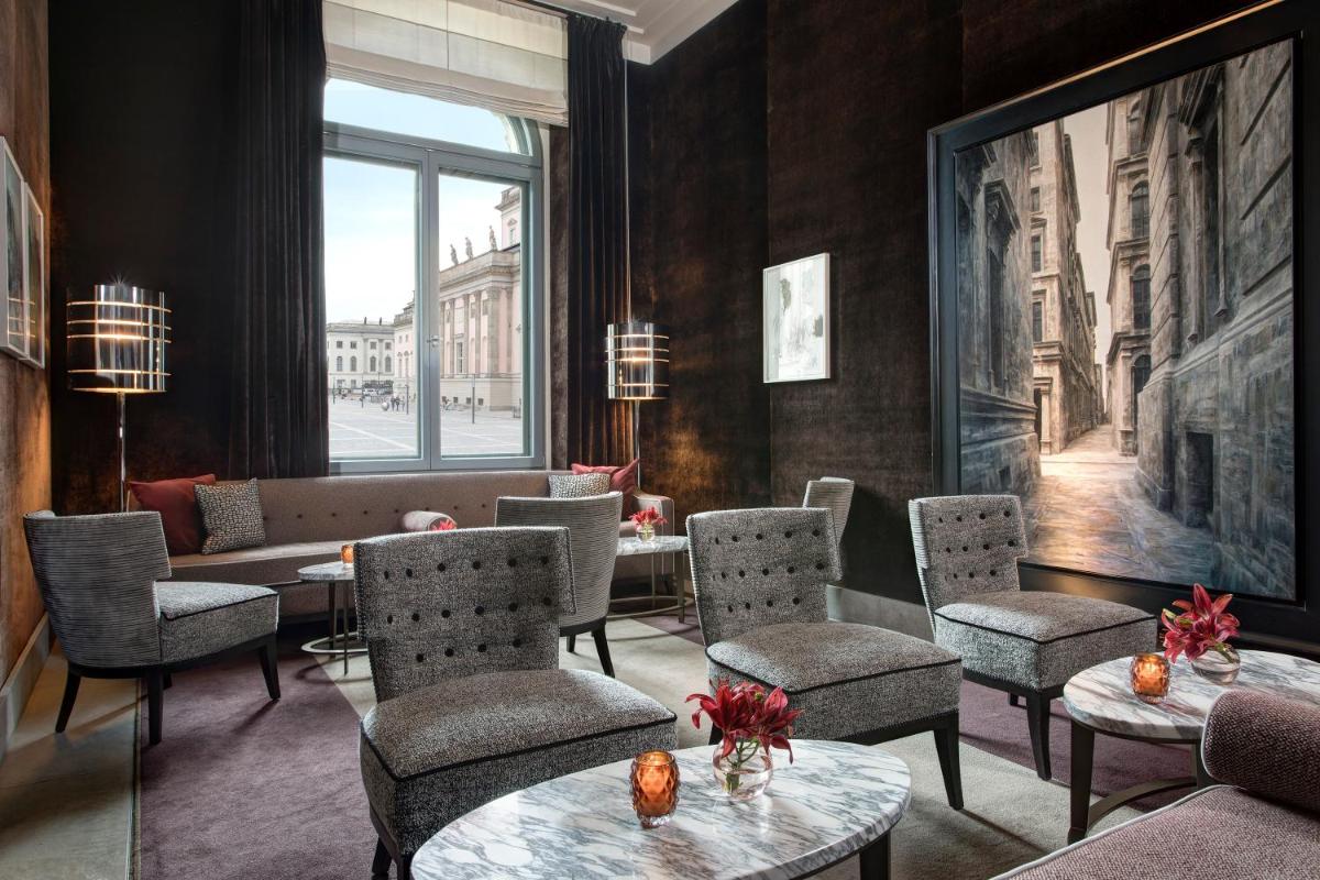 ein Wartezimmer mit Stühlen, einem Sofa und einem Fenster in der Unterkunft Rocco Forte Hotel De Rome in Berlin ein Wartezimmer mit Stühlen, einem Sofa und einem Fenster in der Unterkunft Rocco Forte Hotel De Rome in Berlin