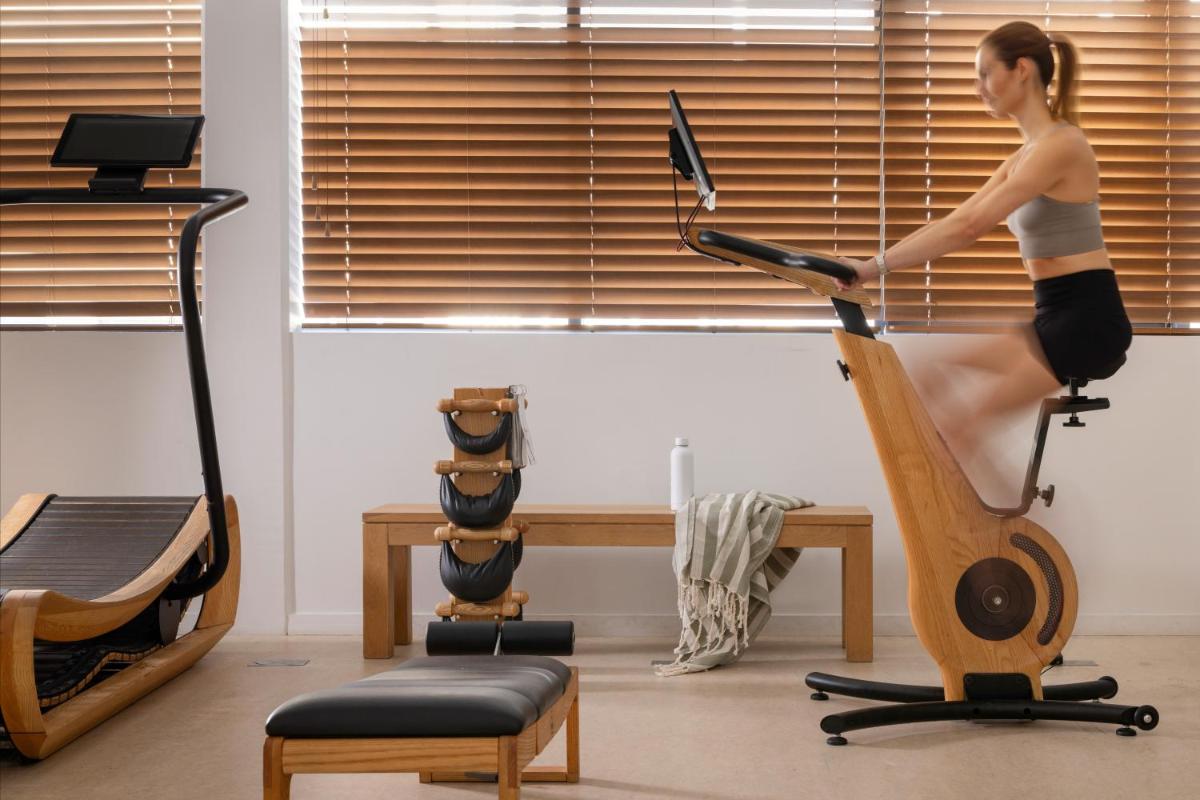 - une femme à bord d'un vélo d'appartement dans l'établissement Hotel Campanile Montpellier Centre St Roch, à Montpellier