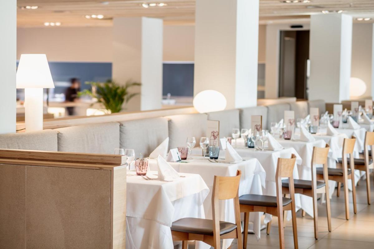Un restaurante o sitio para comer en AQUA Hotel Silhouette & Spa - Adults Only