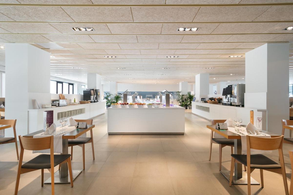 Un restaurante o sitio para comer en AQUA Hotel Silhouette & Spa - Adults Only