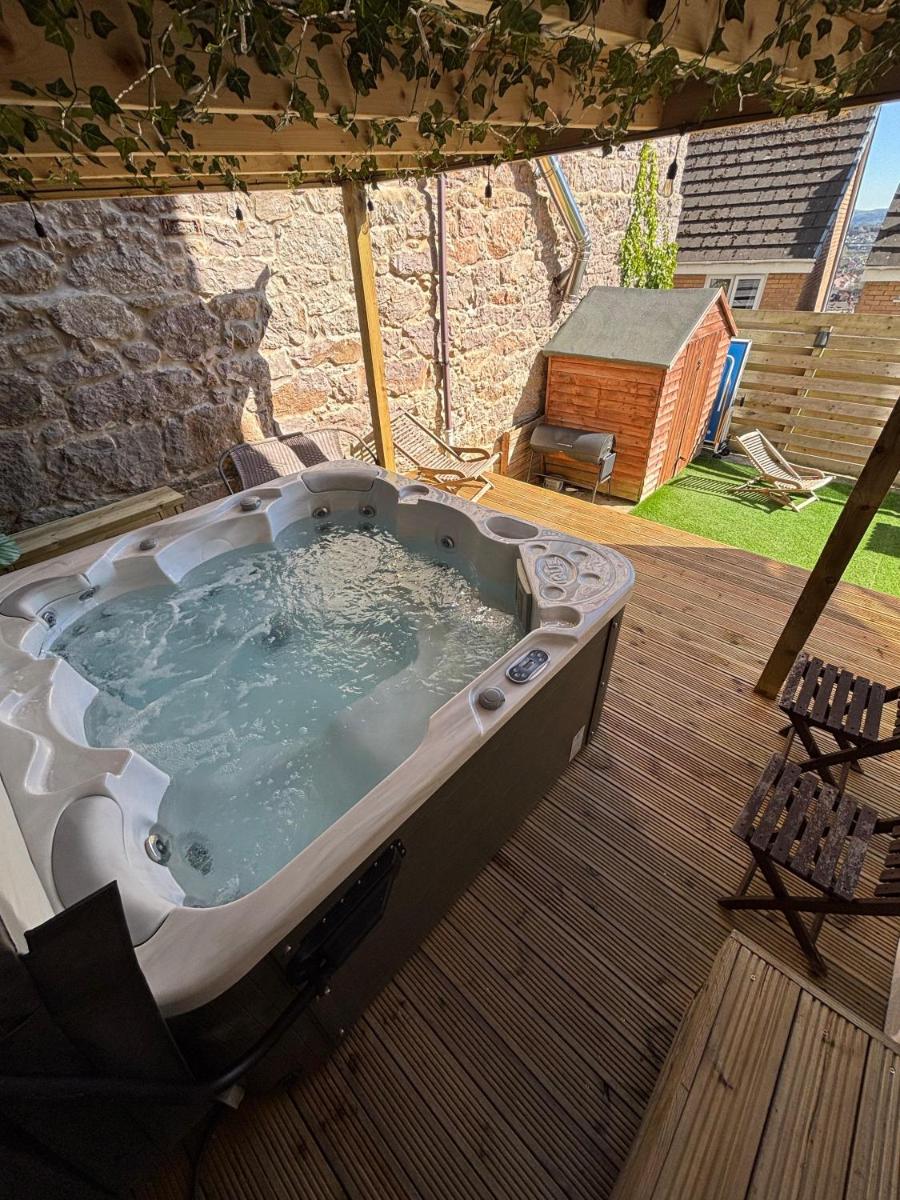 Detached House With Amazing Sea View and Hot Tub - Housity