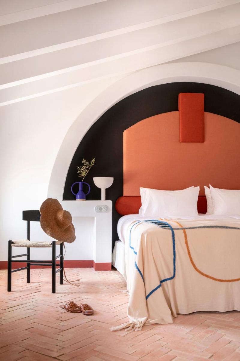 un dormitorio con una cama y una silla en Menorca Experimental, en Alaior 21 fotos más