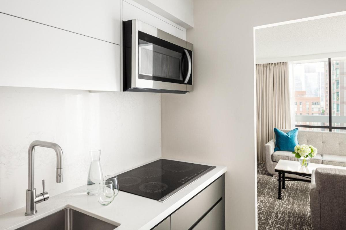 Chelsea Hotel Toronto - Housity