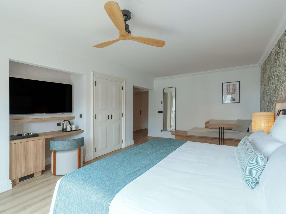 Uma cama ou camas num quarto em Dreams Madeira Resort Spa & Marina