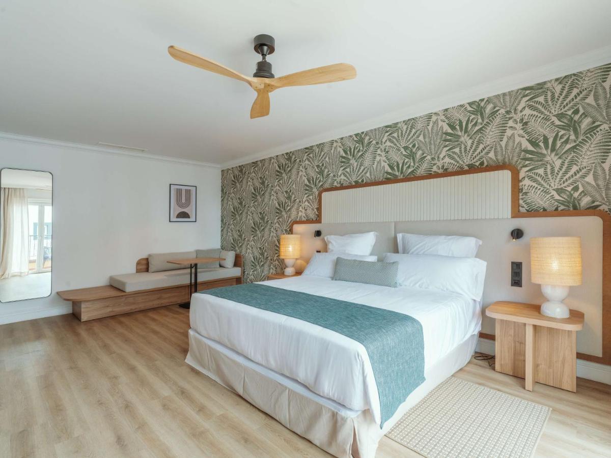 Uma cama ou camas num quarto em Dreams Madeira Resort Spa & Marina