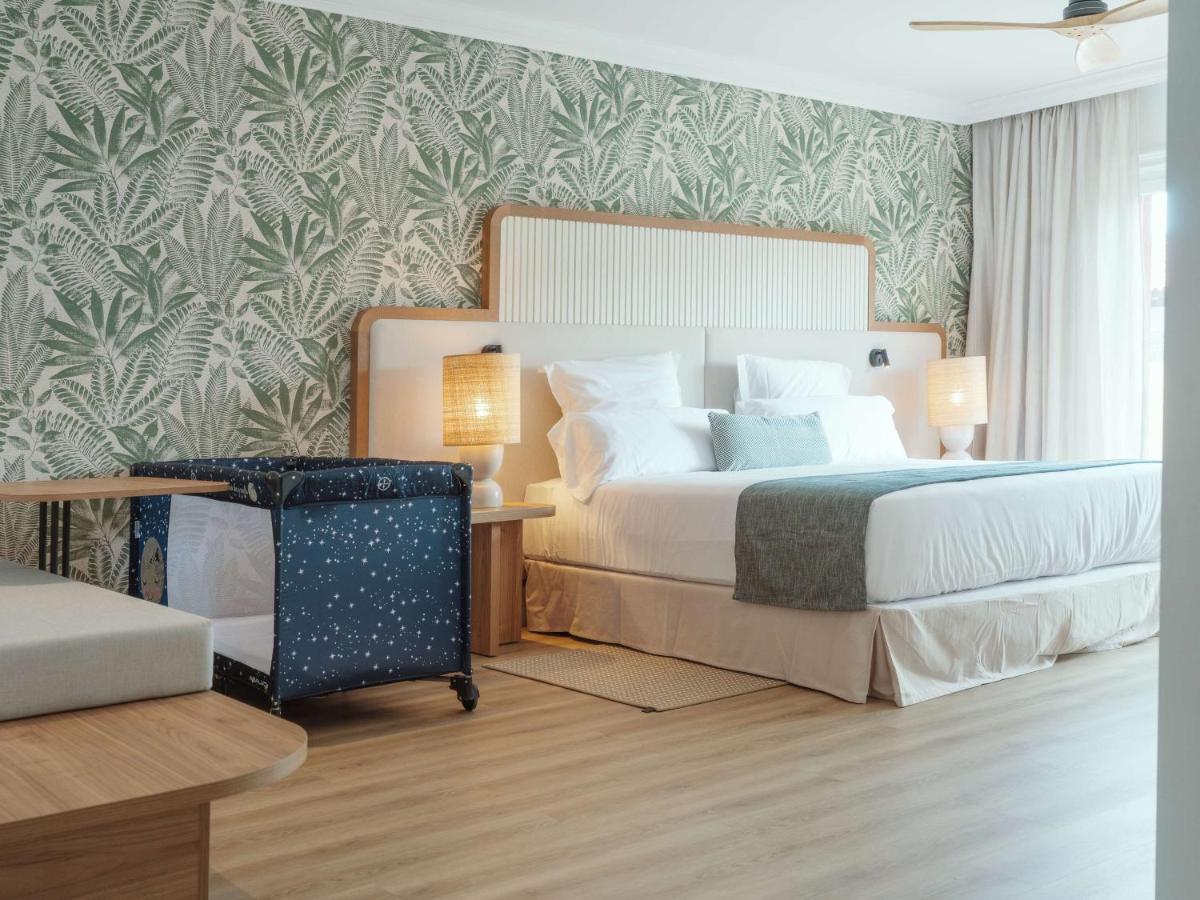 Uma cama ou camas num quarto em Dreams Madeira Resort Spa & Marina