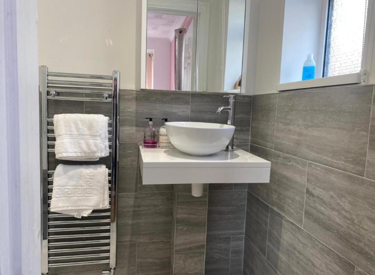 The Lily Pad Self contained, private entrance and free parking - Housity