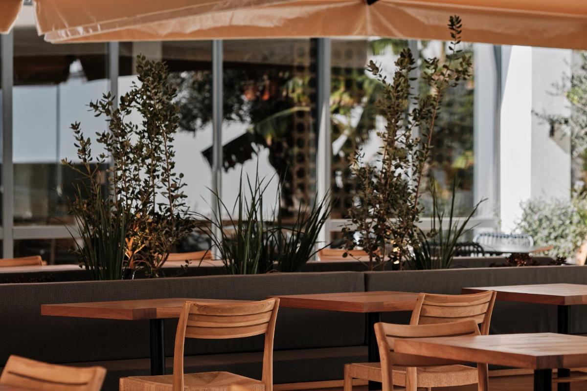 Un restaurante o sitio para comer en Helios Mallorca Hotel & Apartments