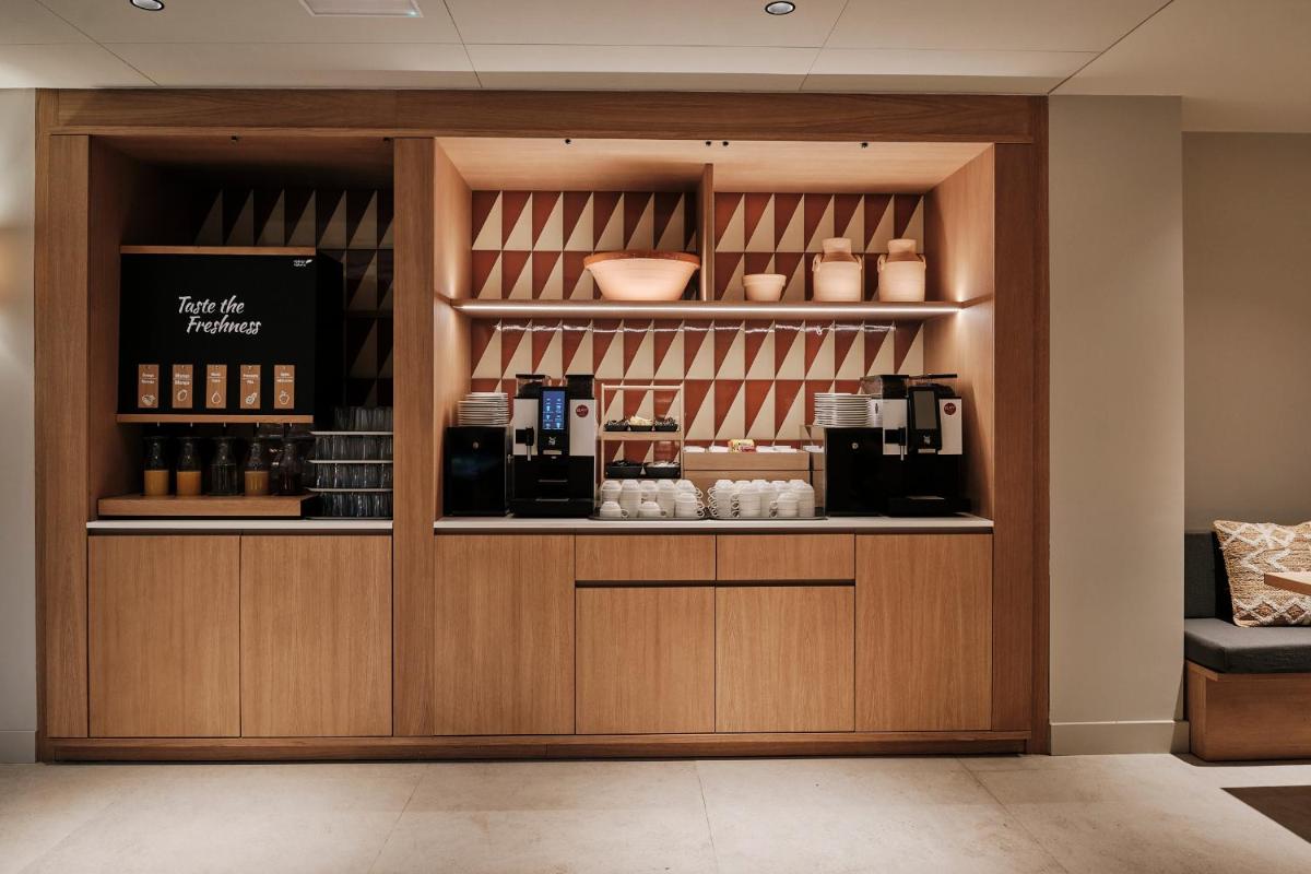 Utensilios para hacer té y café en Helios Mallorca Hotel & Apartments