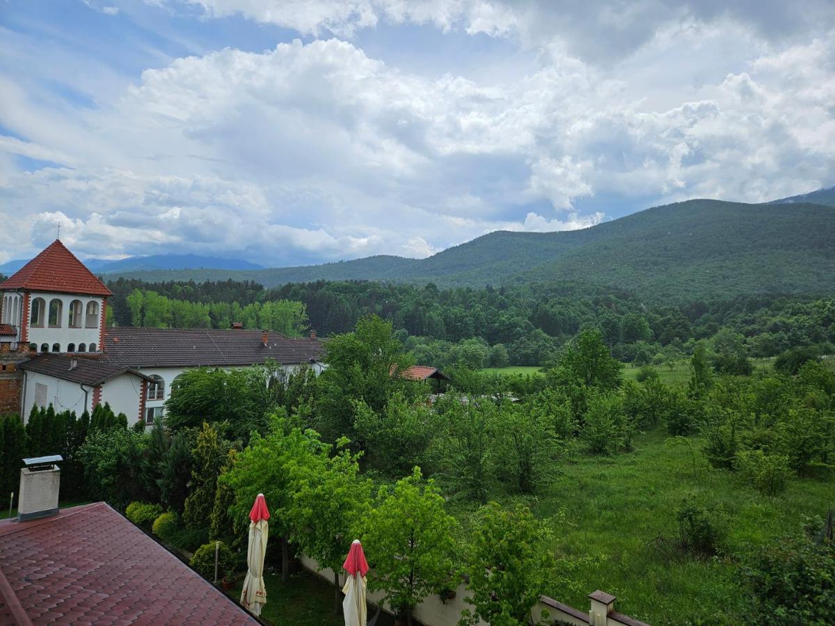 Family Hotel Komhotel - Housity