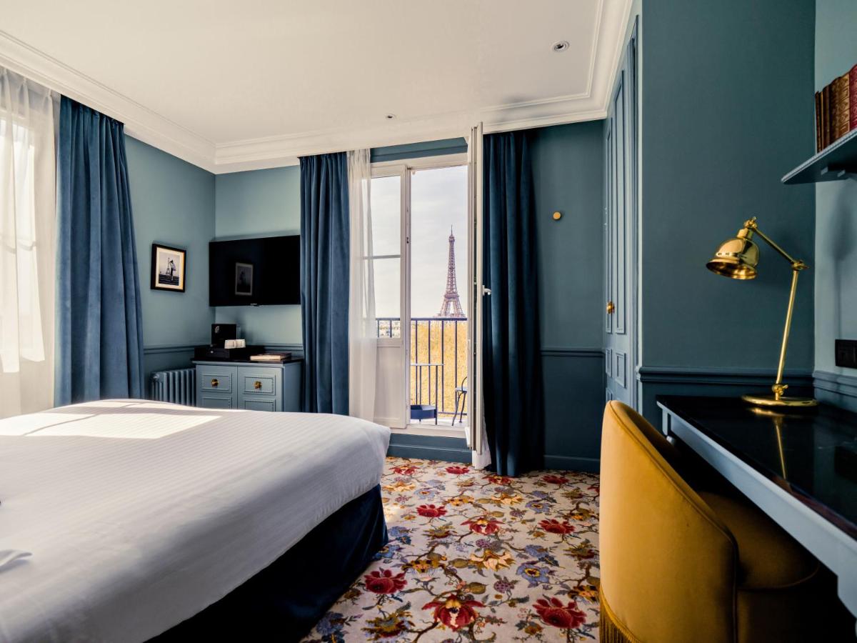 une chambre avec un lit, un bureau et une fenêtre dans l'établissement Hotel Duquesne Eiffel, à Paris