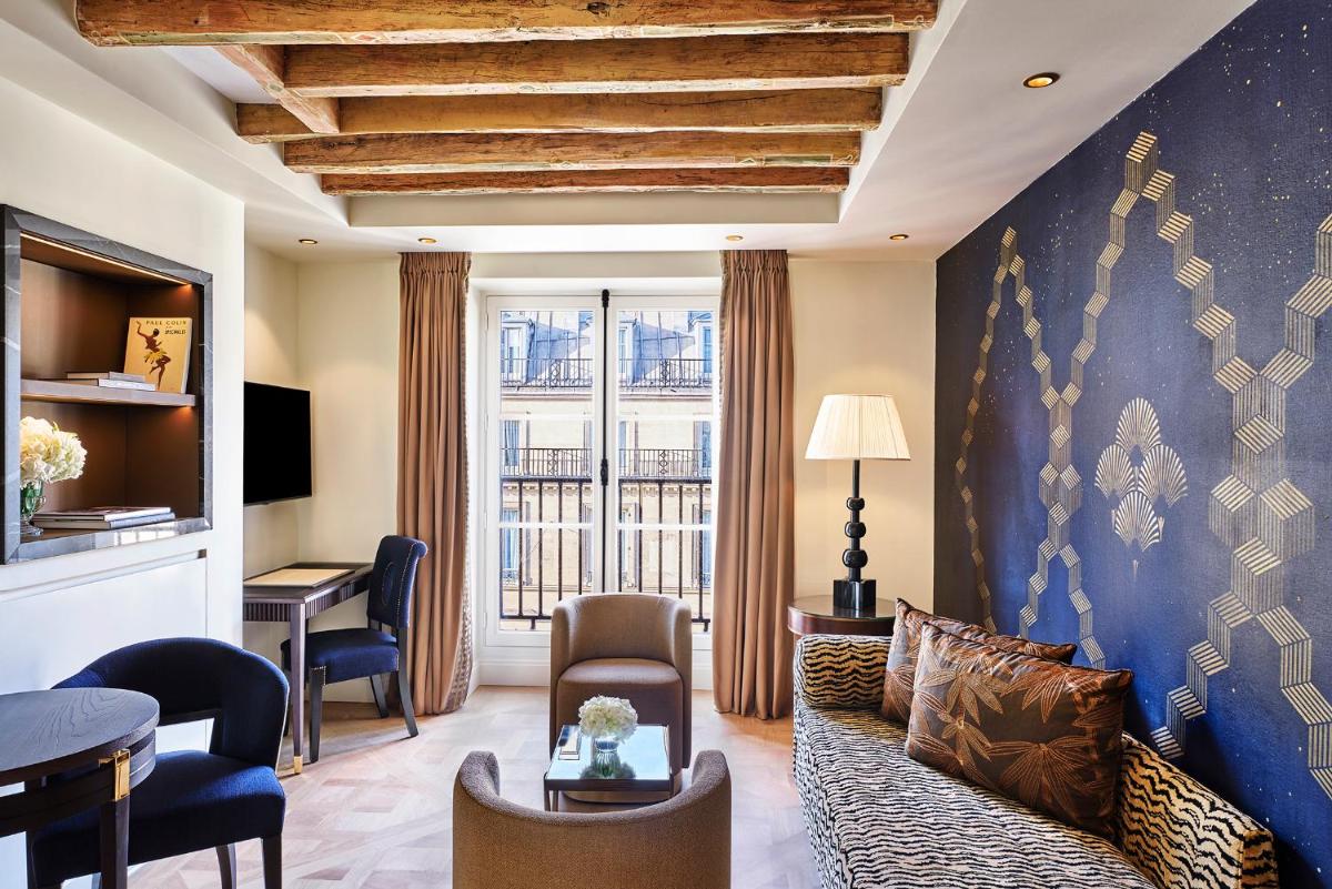 Télévision ou salle de divertissement dans l'établissement Maison Barrière Vendôme