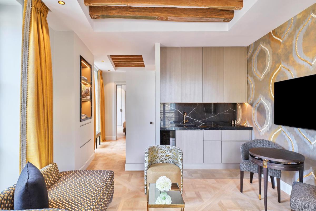 Télévision ou salle de divertissement dans l'établissement Maison Barrière Vendôme