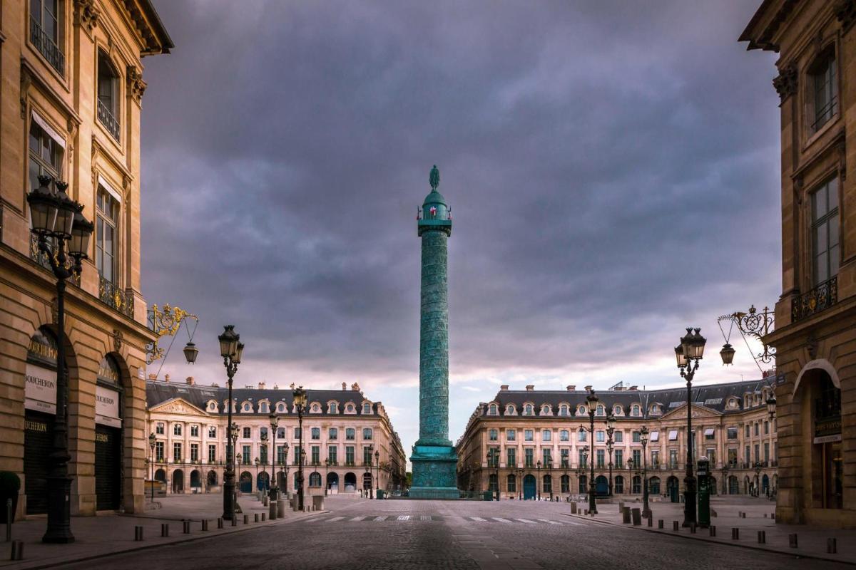 un grand monument au milieu d'une ville dans l'établissement Maison Barrière Vendôme, à Paris