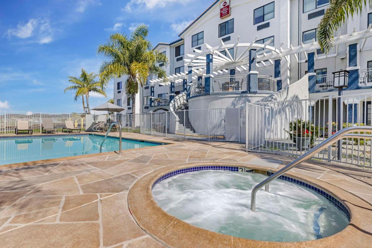 Best Western Plus Lake Elsinore Inn & Suites - Housity