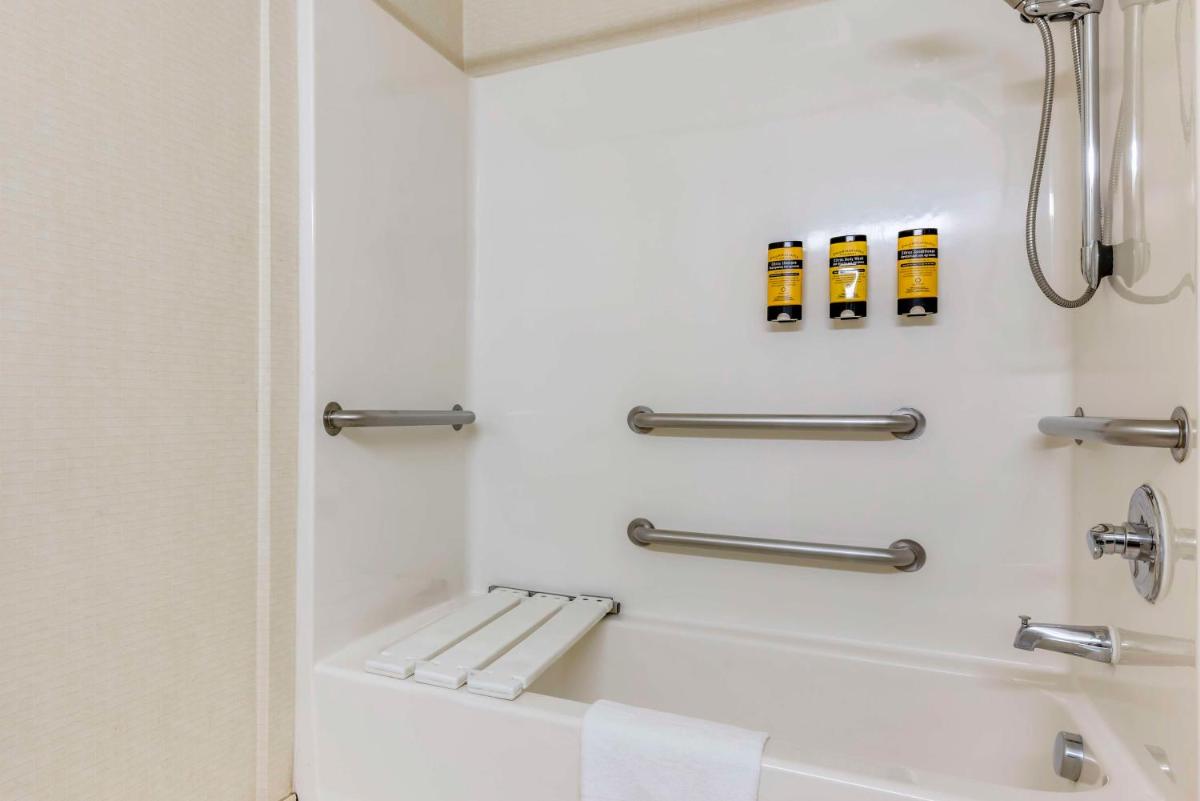 Best Western Plus Lake Elsinore Inn & Suites - Housity
