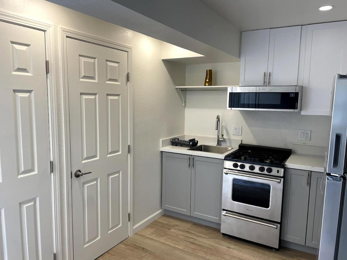 Modern 1-Bedroom Cozy Retreat - Housity