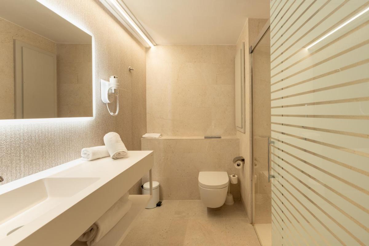 Un baño de Bellamar Hotel Beach & Spa