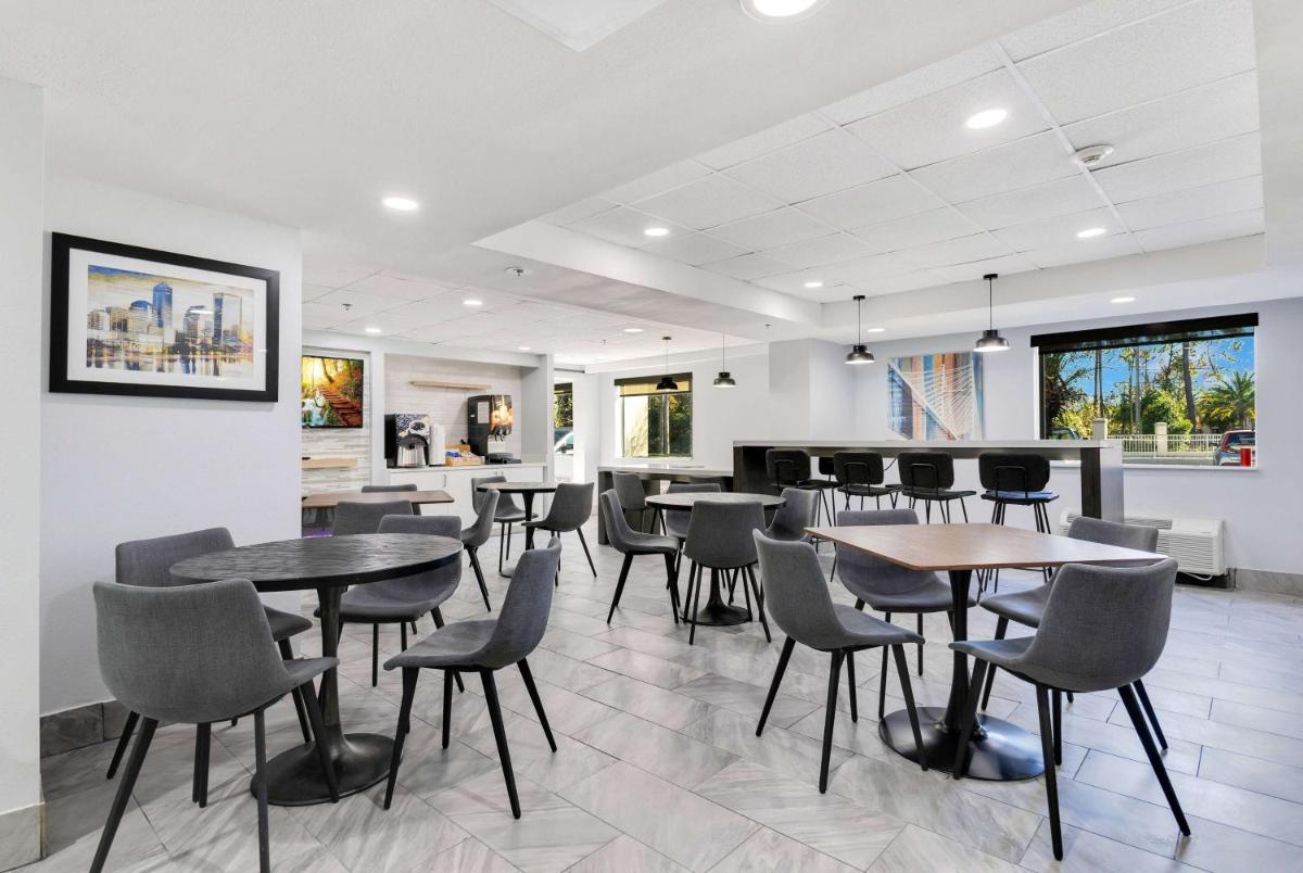 La Quinta Inn & Suites by Wyndham Jacksonville Mandarin - Housity