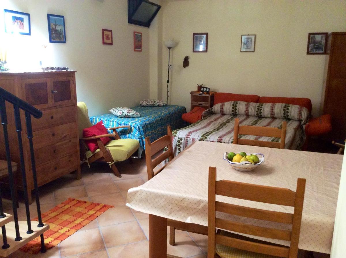 Suitetrails - Cozy Apartment by the Sea