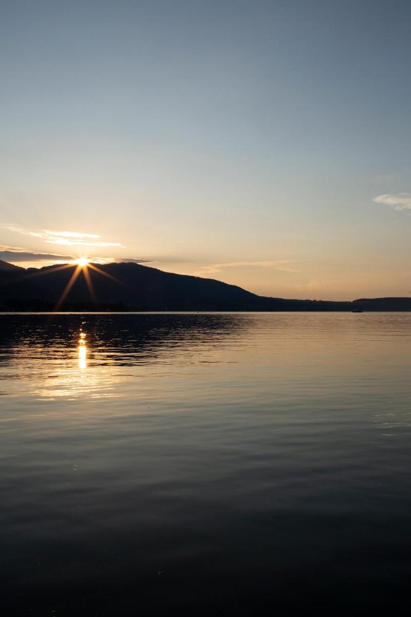 ein Sonnenuntergang über einem großen Gewässer in der Unterkunft Althoff Seehotel Überfahrt in Rottach-Egern