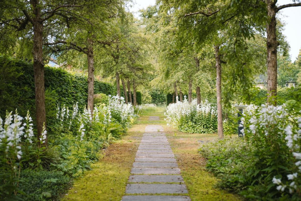Ein Garten an der Unterkunft Althoff Seehotel Überfahrt