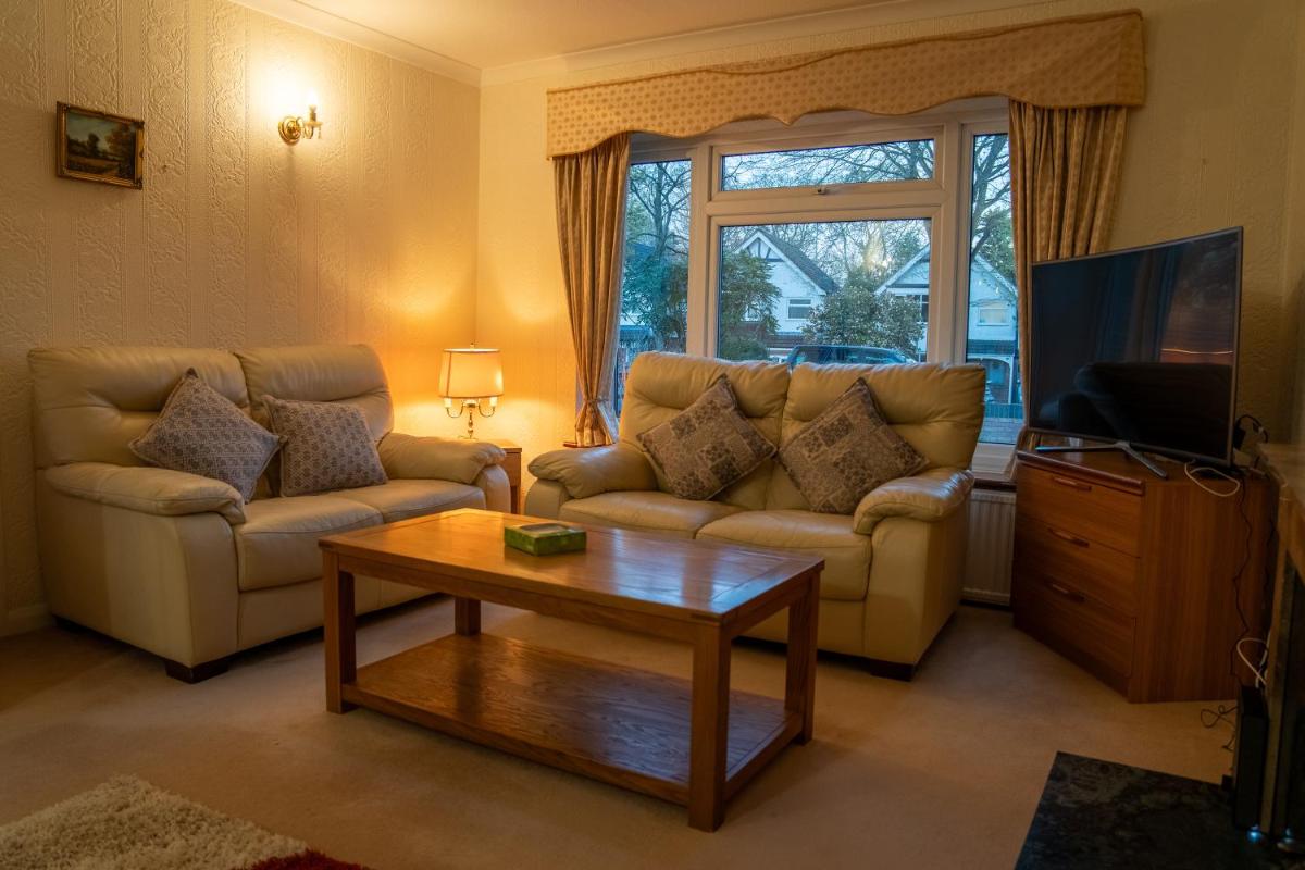 Farnborough Stay - 5 Bedroom - Housity