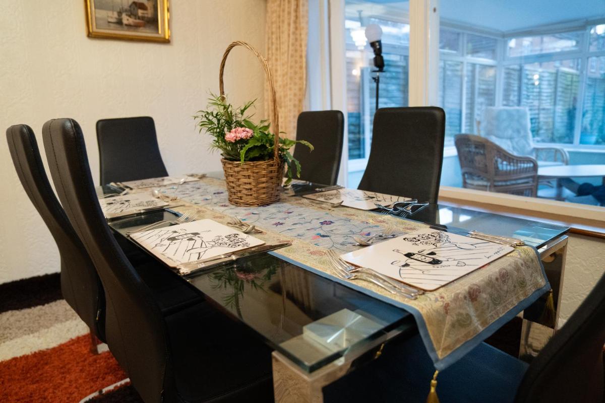 Farnborough Stay - 5 Bedroom - Housity