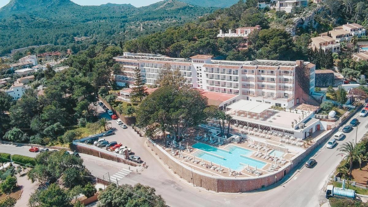 Una vista aérea de un complejo turístico con piscina. en Hotel Na Taconera, en Cala Ratjada