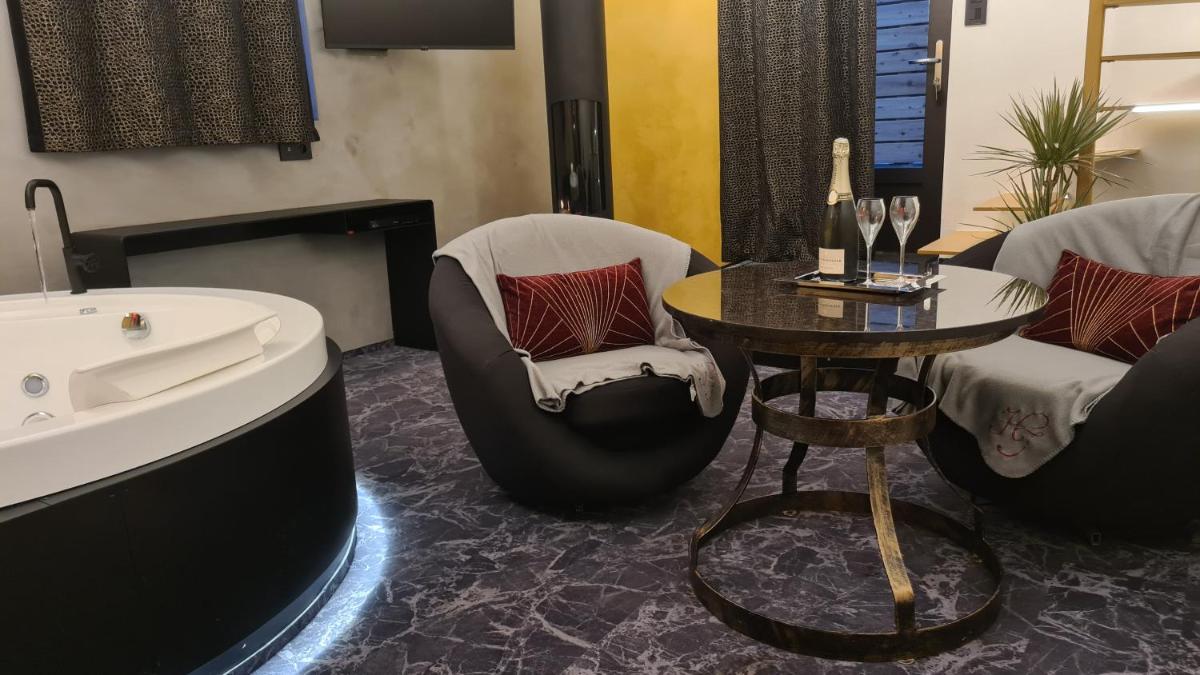 Coin salon dans l'établissement Domaine du Haut Jardin Hôtel & Chalets Spa Privé