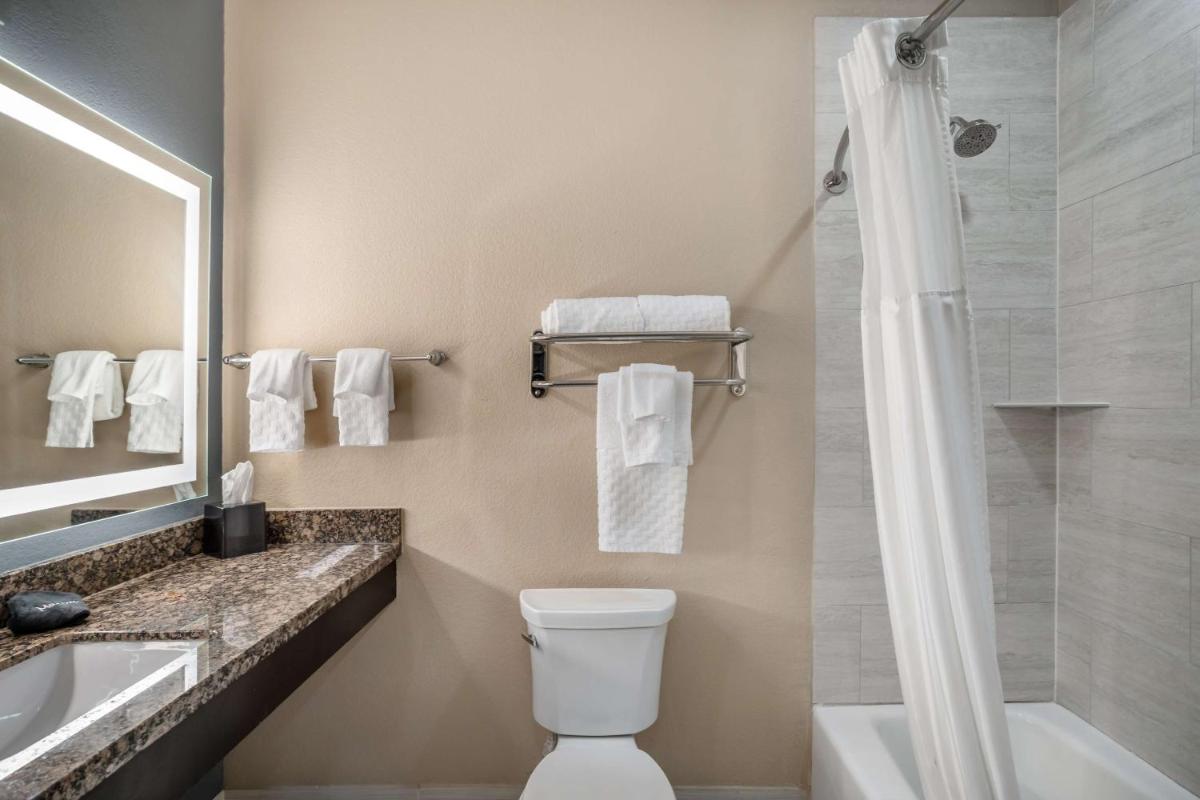 Best Western Plus Lake Jackson Inn & Suites - Housity