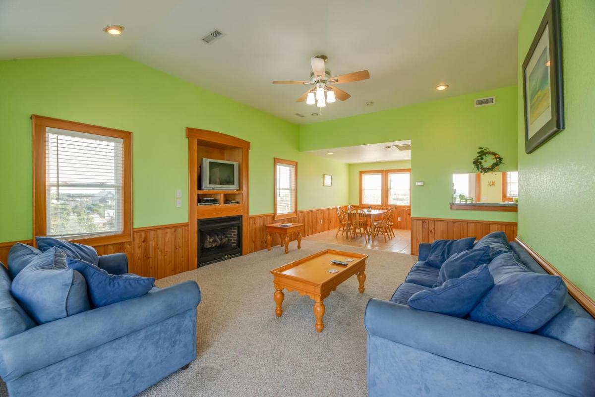 Quiet Hatteras Duplex with Decks about 1 Mile to Beach - Housity