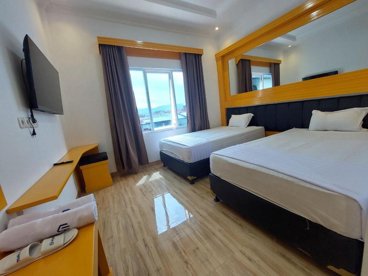 Ully Hotel Solok - Housity