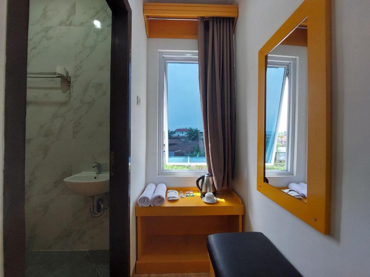 Ully Hotel Solok - Housity