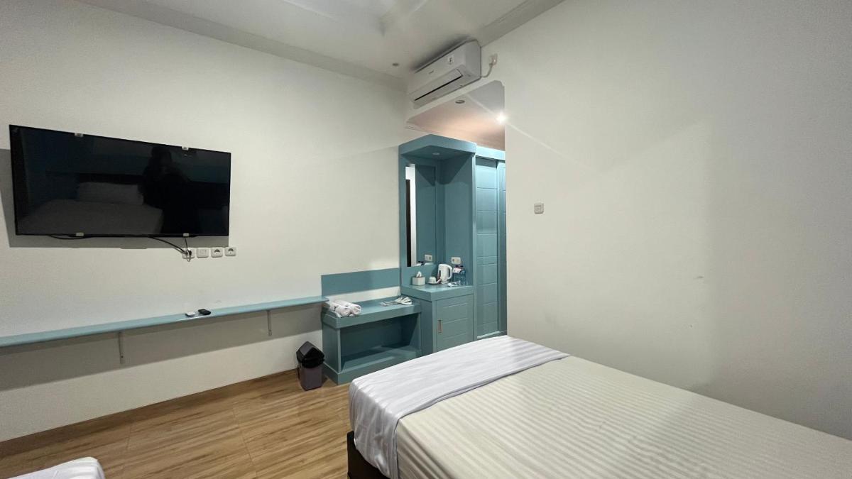 Ully Hotel Solok - Housity
