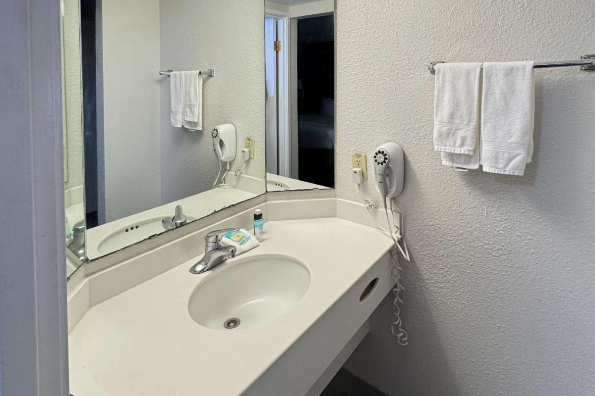 Rodeway Inn - Housity
