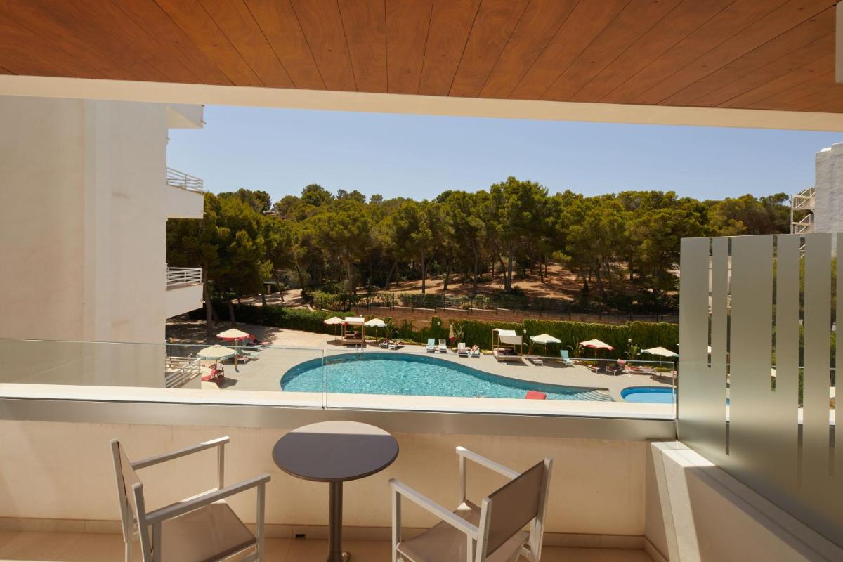 balcón con vistas a la piscina, mesa y sillas en Dreams Calvia Mallorca, en Magaluf 63 fotos más