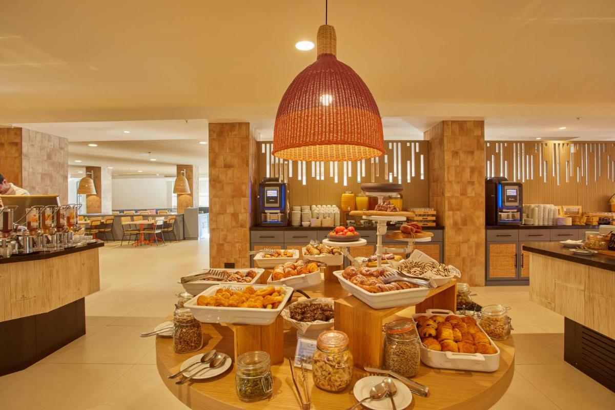 Comida en o cerca de este hotel